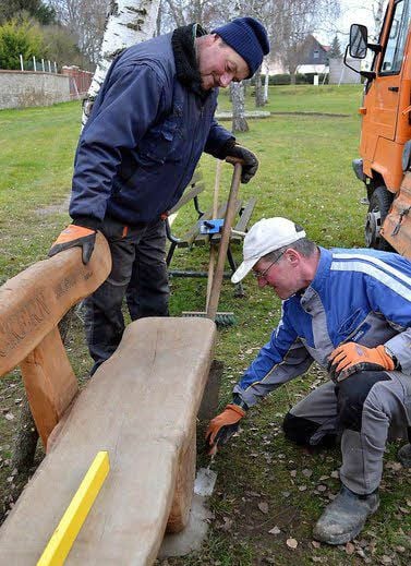 Günther Dietrich (li.) und Ernst Jahnel haben die Bank jetzt auf der Grünfläche neben dem Dorfkonsum fest installiert.