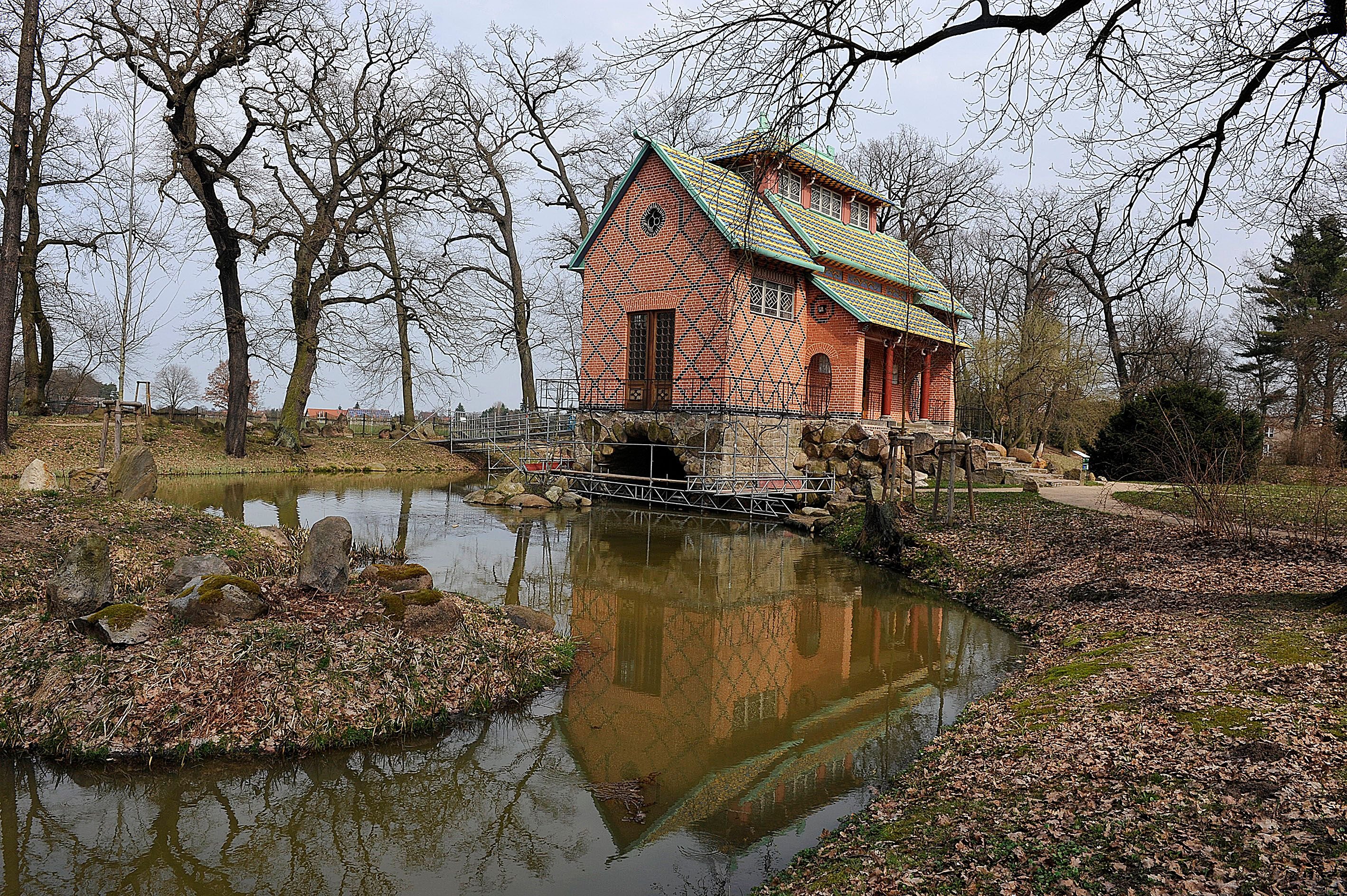 Das chinesische Teehaus im Oranienbaumer Park spiegelt sich im Wasser.