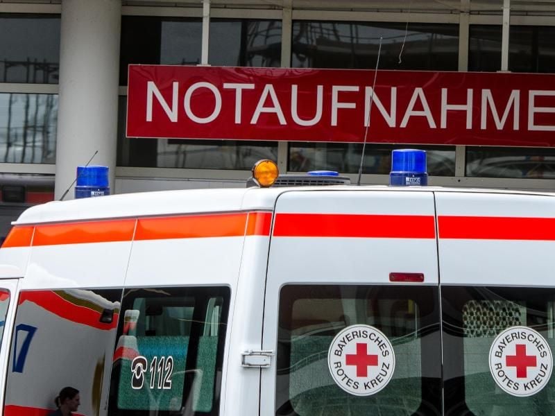 Ein Krankenwagen vor der Notaufnahme. Foto: Armin Weigel/Archiv
