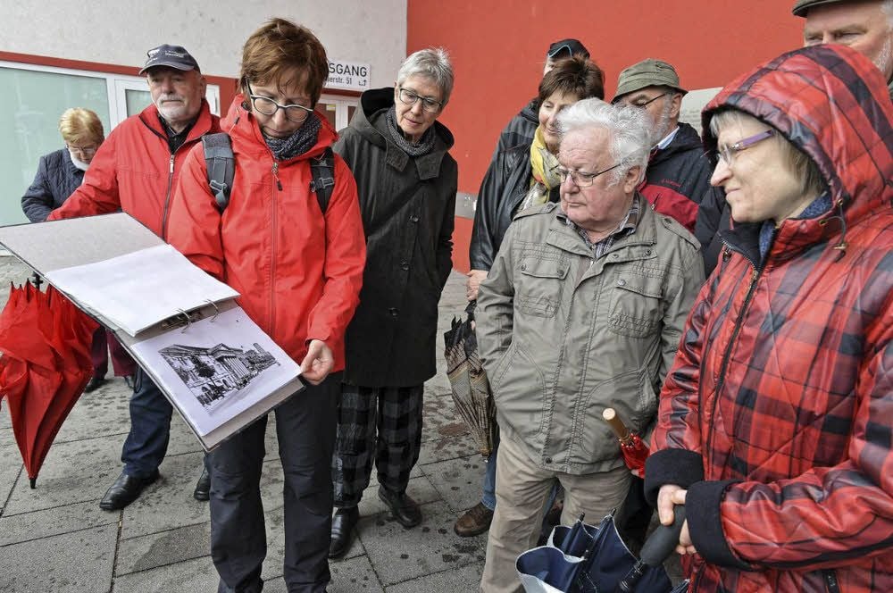 Vertreter der Stadtverwaltung und Katja Frenzel vom Landschaftsarchitekturbüro UKL Krüger aus Dresden erläuterten erste Ideen und nahmen Anregungen der rund 20 Teilnehmer mit.