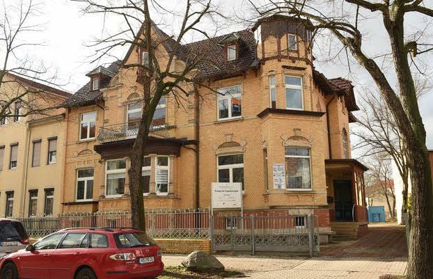 In der neuen Ergotherapie-Praxis in der Halleschen Straße 25 kümmert sich Fachtherapeutin Henriette König um die Handrehabilitation von Patientin Steffi Wabnitz.