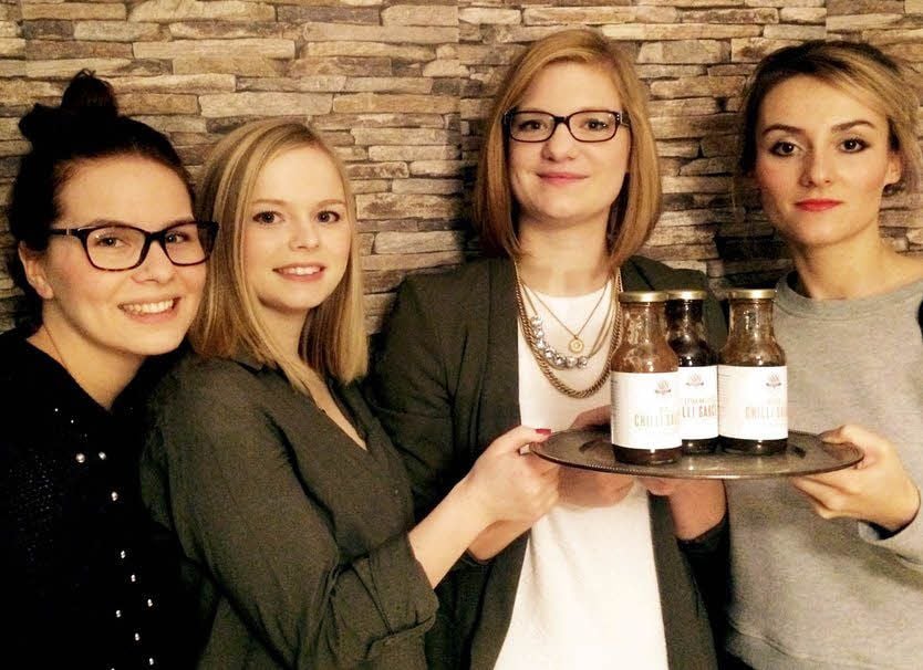 Julia Schieß (von links), Lina Cramer, Vivian Lühr und Oxana Shurawski haben einem Barbecue-Chili-Soßen-Hersteller unter die Arme gegriffen.