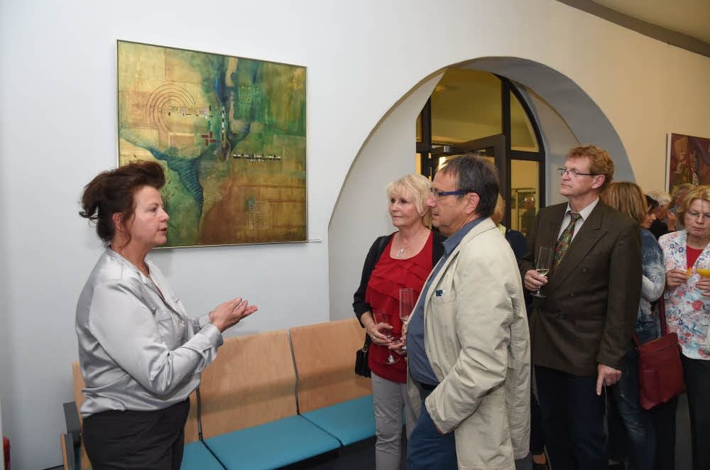 Angelika Kunze (l. Foto, l.) kommt während der Führung durch ihre Ausstellung im Amtsgericht Naumburg mit den Vernissage-Gästen in für sie inspirierende Gespräche.