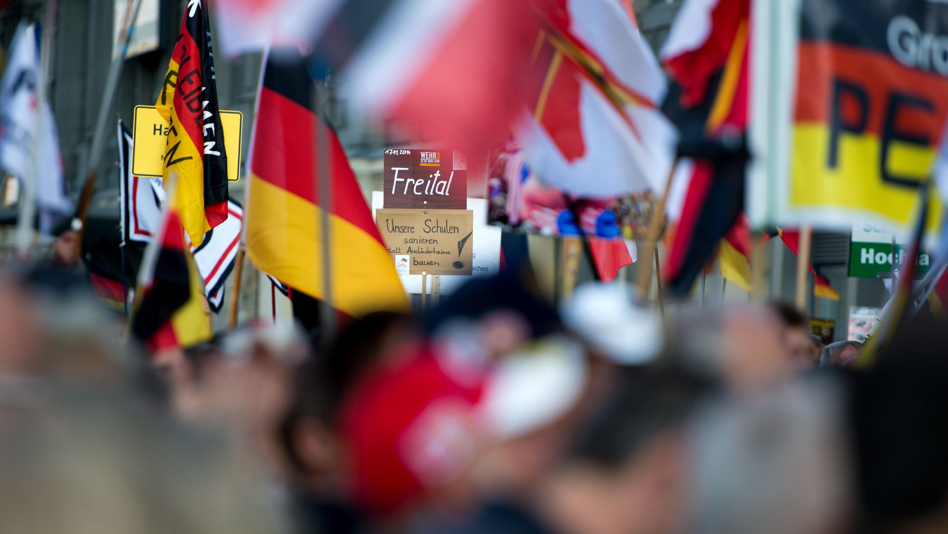 Teilnehmer einer weitere Kundgebung der islamfeindlichen Pegida-Bewegung auf dem Wienerplatz am Hauptbahnhof in Dresden.