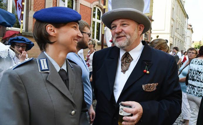 Kirschfestvereinschef Jörg Wiedemann im Gespräch mit Hauptmann Nadine Franke von der Patenkompanie aus Weißenfels.