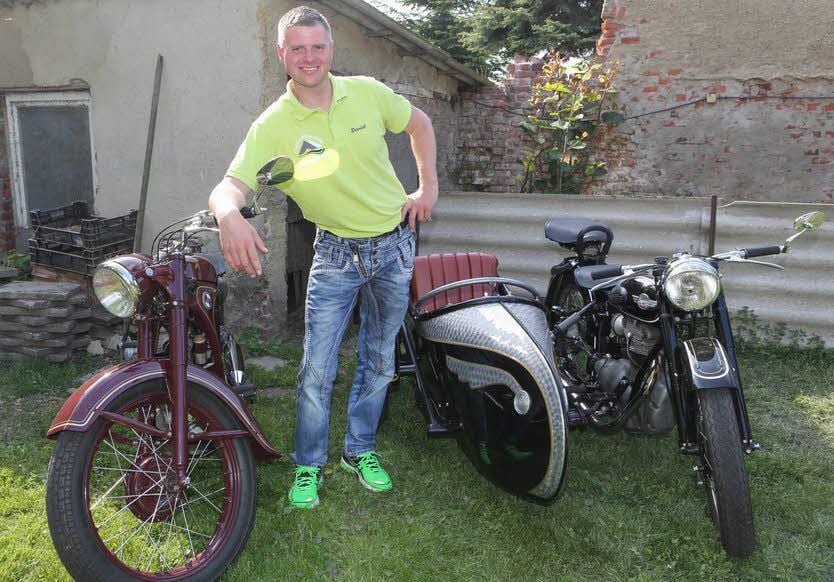 Daniel Böhme von den Oldtimerfreunden zeigt die Modelle.