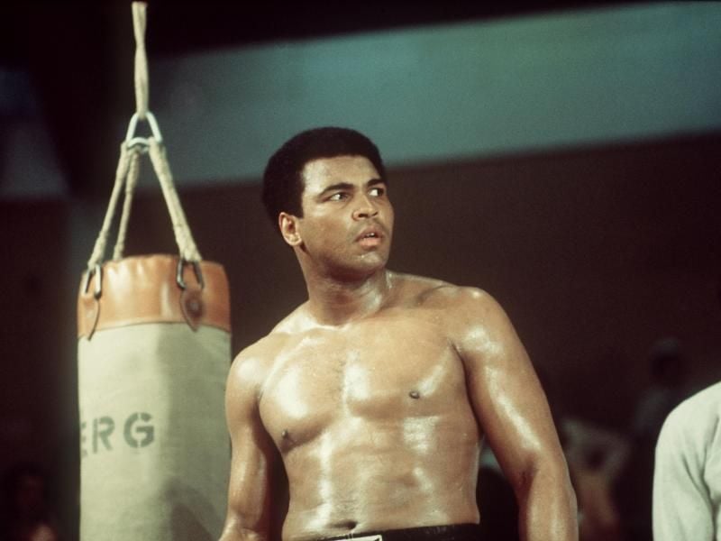 Der 34-jährige US-Schwergewichtsboxer Muhammad Ali trainiert am 24. Mai 1976 im Ring der Münchner Olympiahalle für seinen am Tag darauf steigenden Kampf gegen den britischen Herausforderer Richard Dunn.