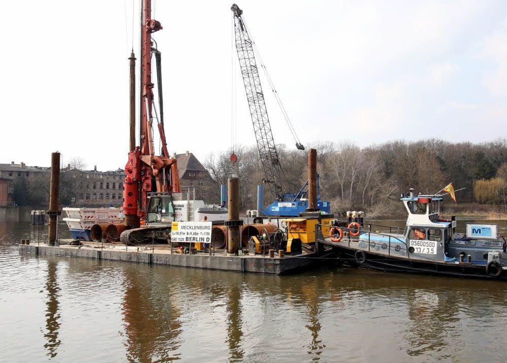 Eine Berliner Wasserbau-Firma wird ab kommender Woche oberhalb des Bernburger Wehres sieben neue Schutzdalben in den Flussgrund rammen. Die alten Eisenpfeiler sollen anschließend herausgezogen und verschrottet werden.