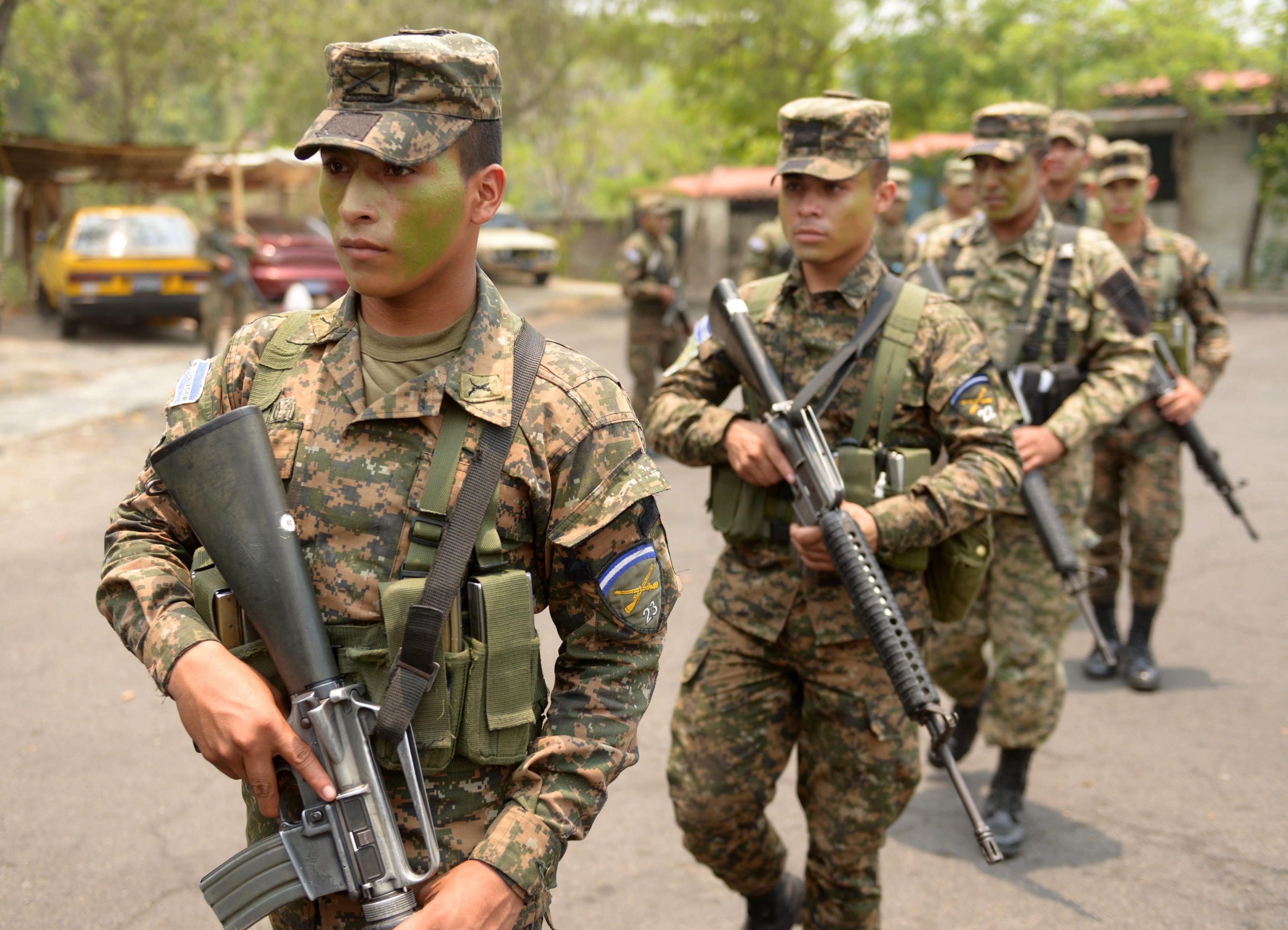 Soldaten patrouillieren in Soyapango, El Salvador, wo sie gegen kriminelle Banden kämpfen.