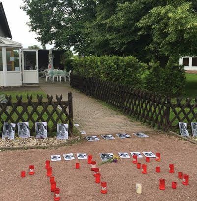 Bilder und Kerzen vor dem Eingang des Lokals „Freundschaft“.
