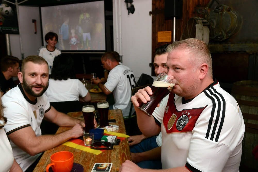Deutschland gegen Nordirland bei Guinness und Kilkenny, im Green Island Pub geht das, hier Marcus Langenberg und Christian Georgi.