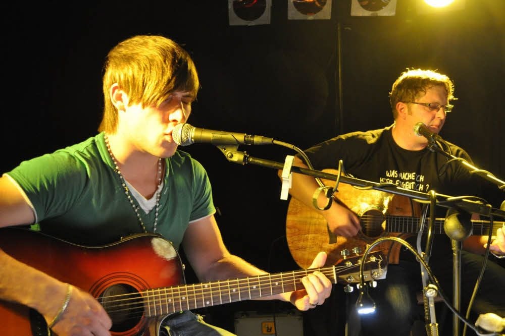 Willi and the old man sorgen im Frauenzentrum für Stimmung.