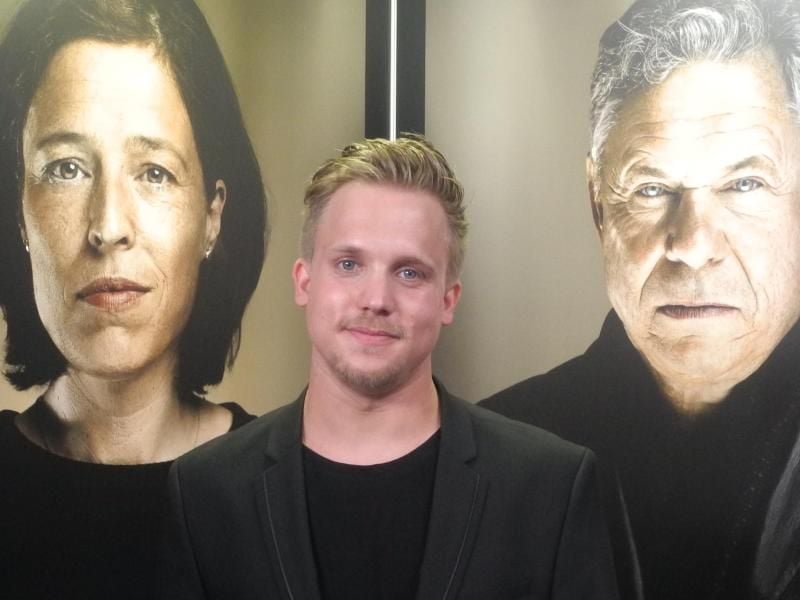 Der Fotograf Marco Justus Schöler vor Porträts der Synchronsprecher Sandra Schwittau (Bart Simpson, Eva Mendes) und Ronald Nitschke (Tommy Lee Jones). Foto: Britta Schultejans