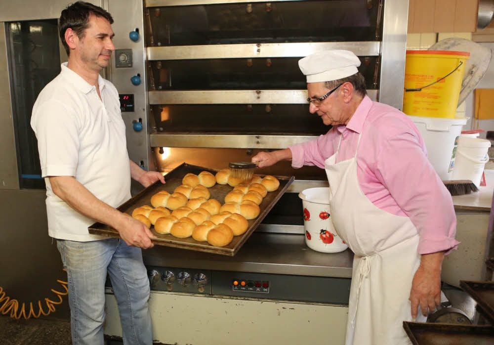 Ronny Barthold (links) arbeitet in der Backstube Hand in Hand mit seinem 80-jährigen Vater Fritz. Im Verkauf hilft Mutter Ingrid (71).