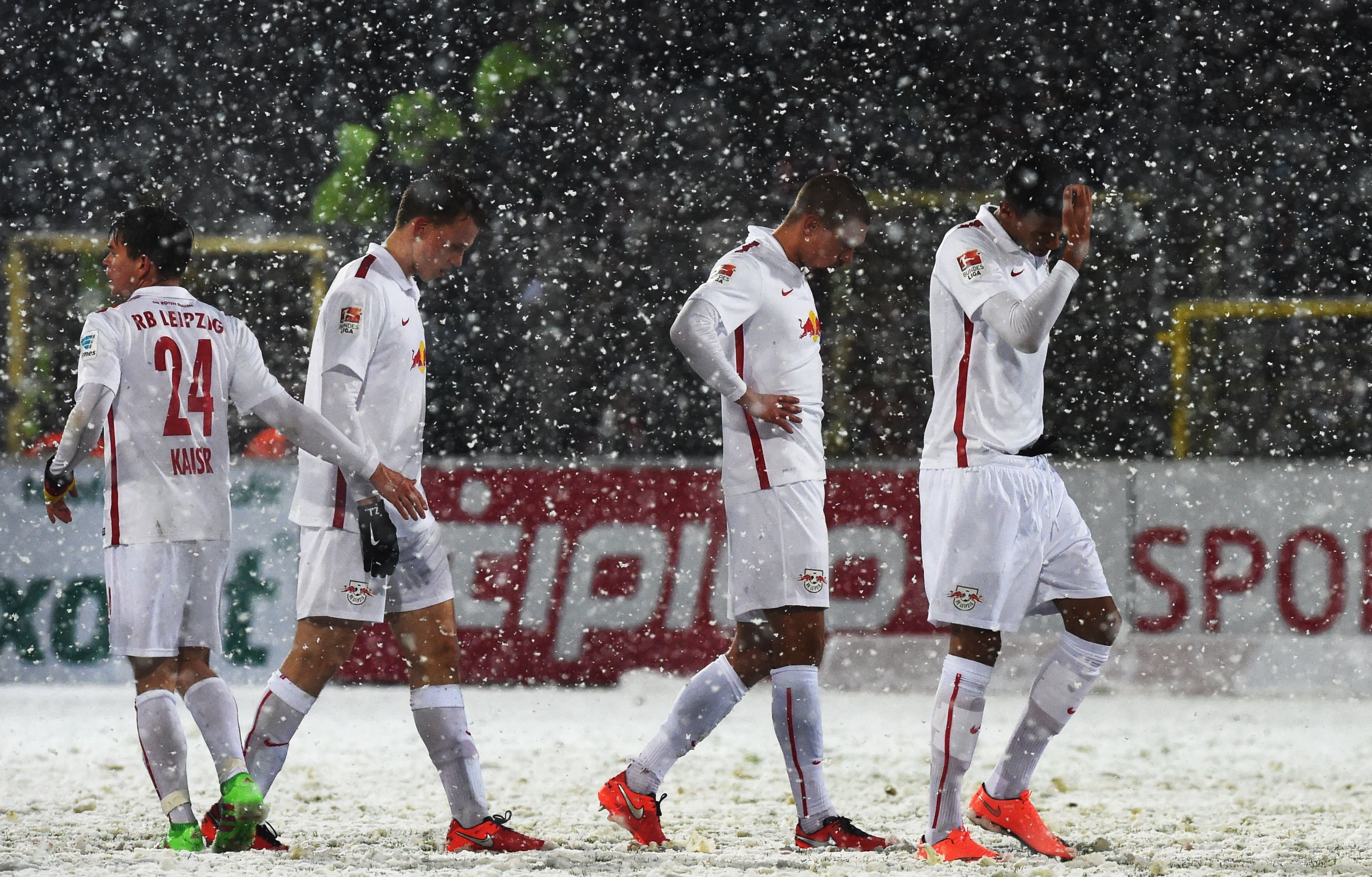 Nach der Niederlage in Freiburg: RB-Spieler im Schneetreiben