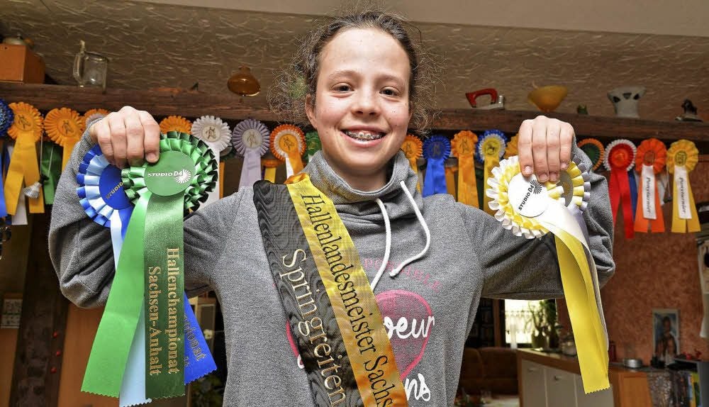 Hallenlandesmeisterin im Ponyspringreiten ist der bisher größte Erfolg von Kiara Georgi. Doch bei zahlreichen Wettkämpfen hat sie zuvor schon zahlreiche Siege und vordere Platzierungen erritten.