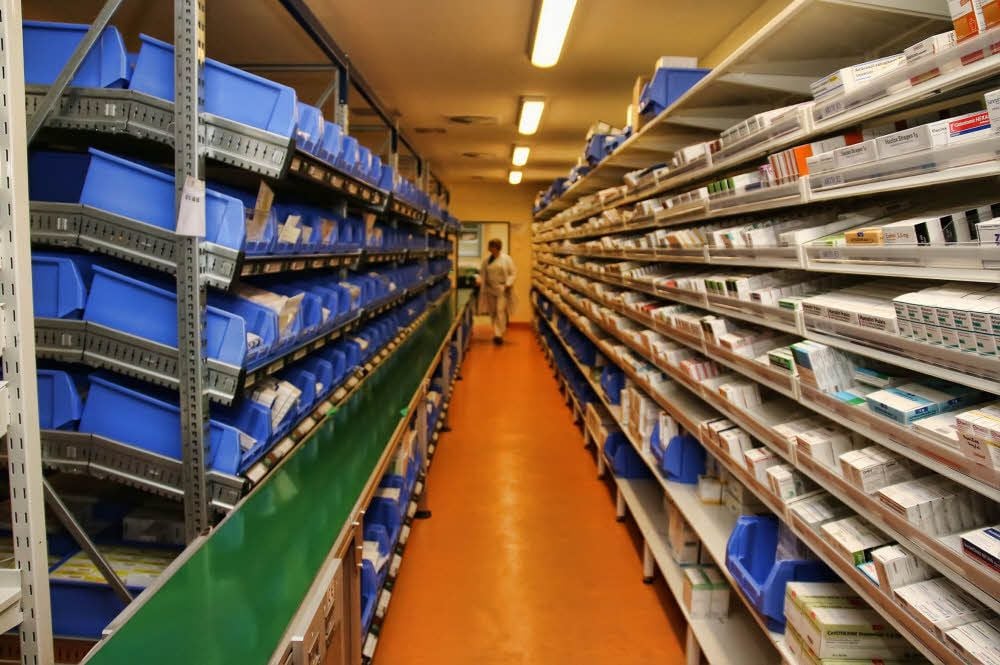Die Apotheke gleicht einem riesigen Warenlager.