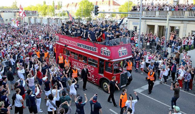 Die Leipziger haben ihre neues Erstligateam gefeiert. Wirkt der Aufstieg der Roten Bullen in die Erste Bundesliga auch in die Elsterregion?