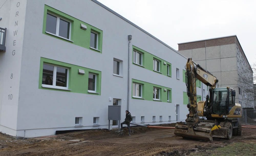 Die neue Wohnanlage im Ahornweg in Hettstedt nimmt Formen an. Der Außenbereich soll noch begrünt werden und Parkplätze entstehen.