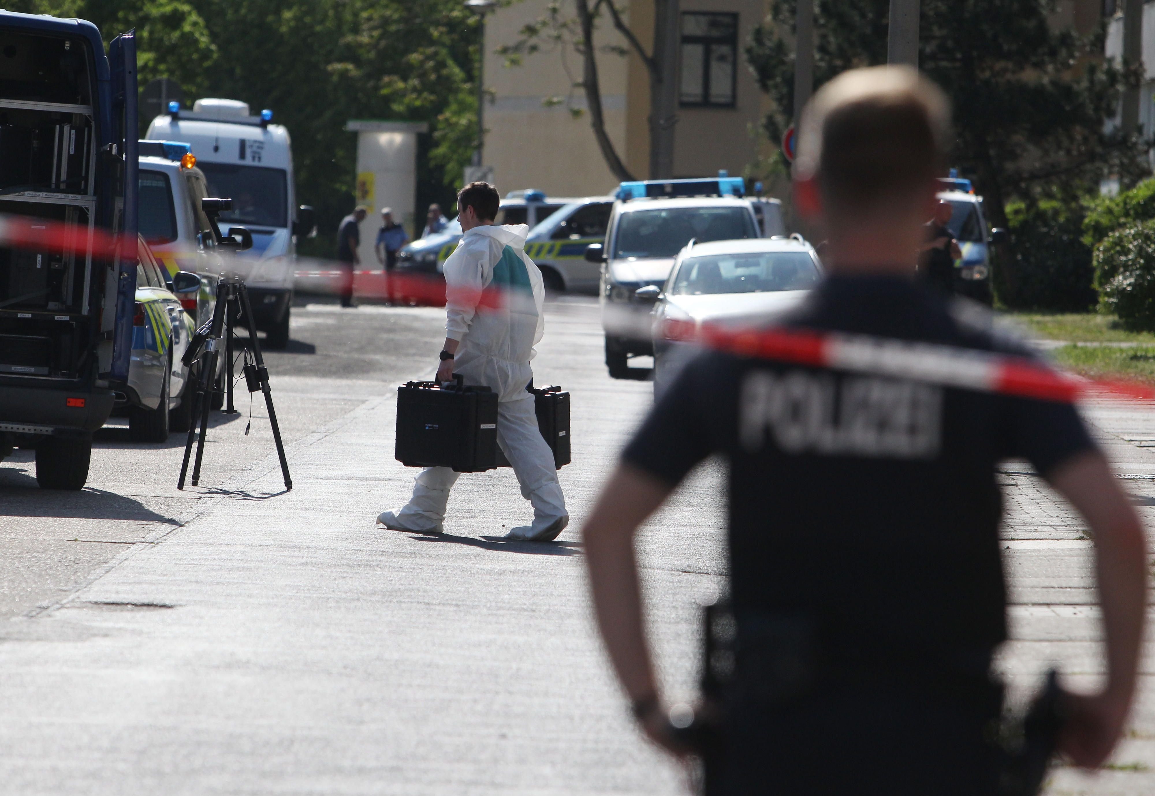 Ein Kriminaltechniker am Fundort einer Frauenleiche in Dessau-Roßlau. Bei der Suche nach der vermissten chinesischen Studentin wurde die Tote entdeckt.