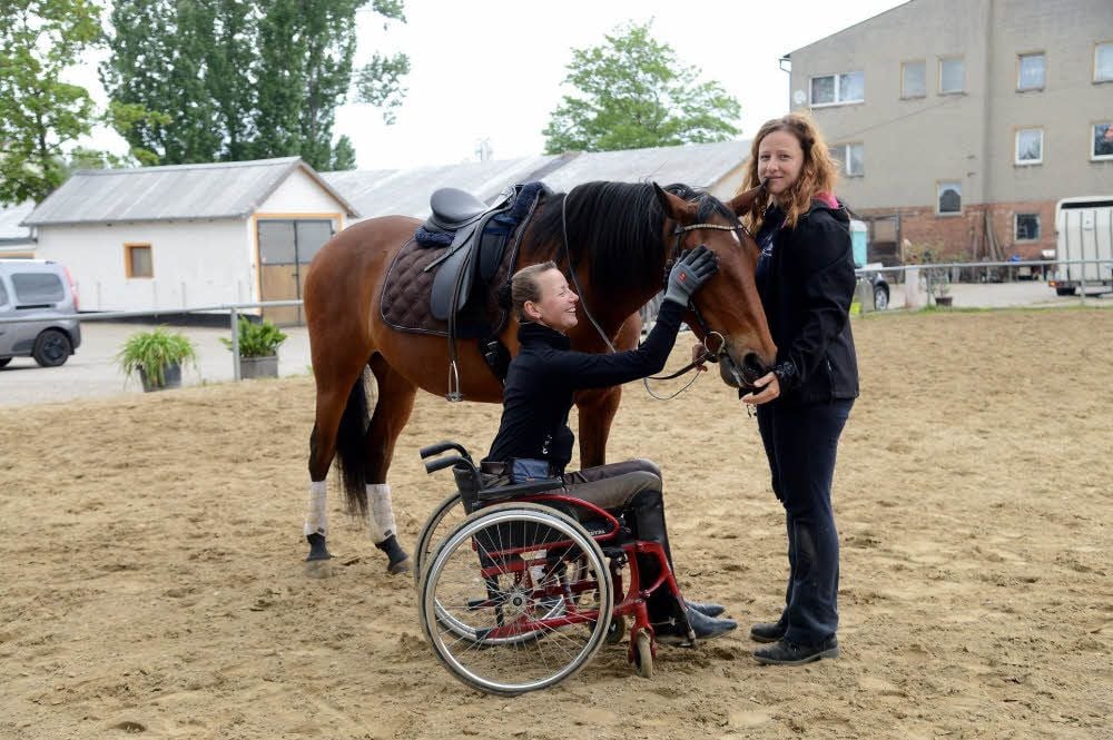 Nach dem Reiten gibt es von Doris Campo Streicheleinheiten für Yvette, das Pferd von Julia Popp.
