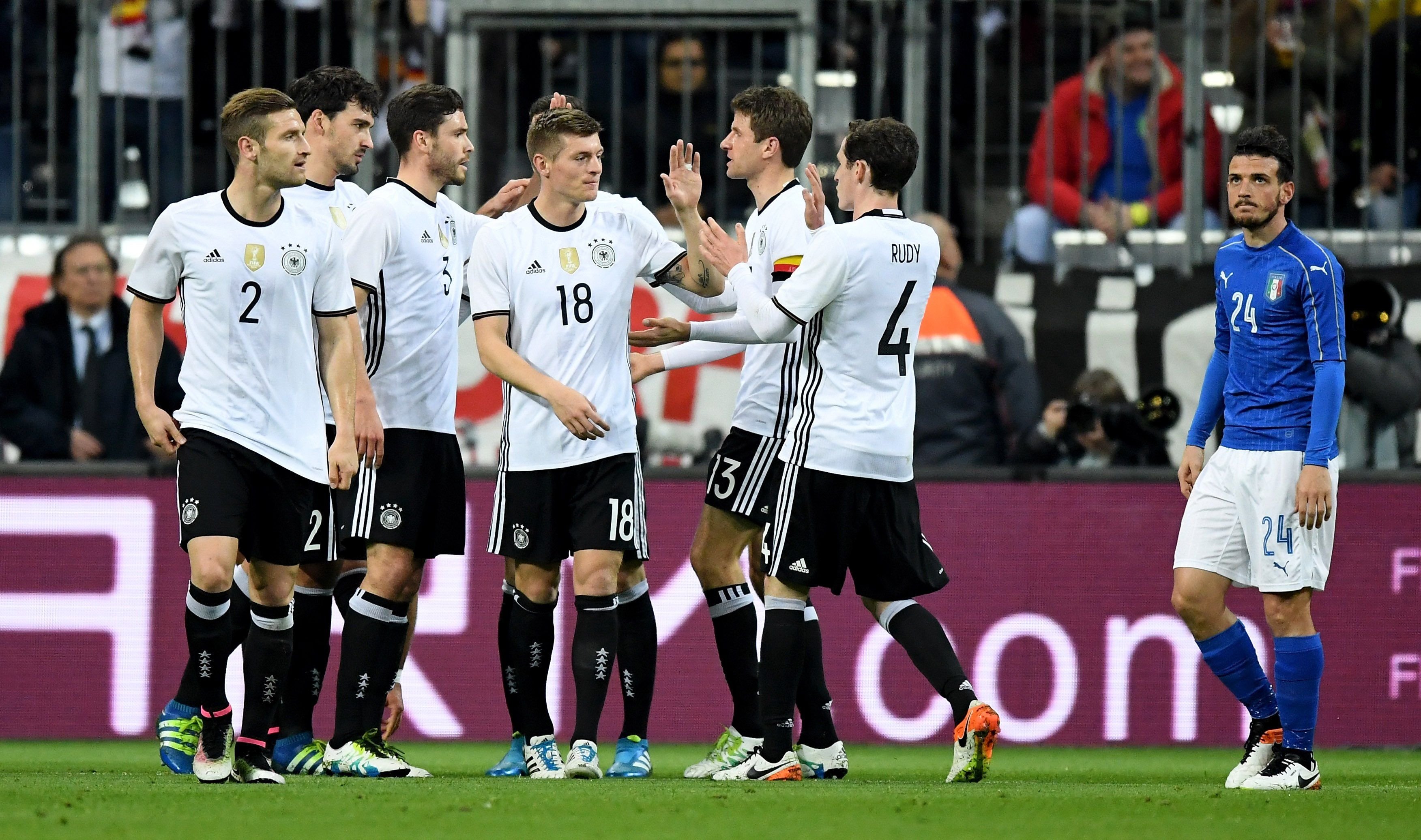 Jubel nach dem 1:0 durch Toni Kroos.