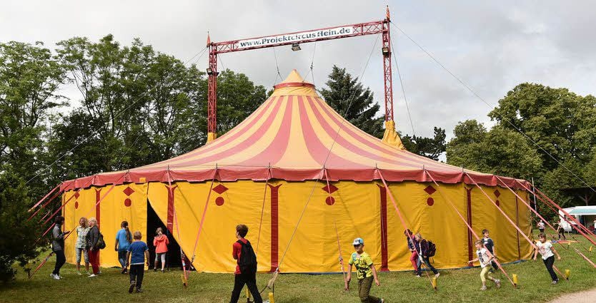 Der Projektzirkus Hein schlug sein Zelt auf dem Schützenplatz auf.