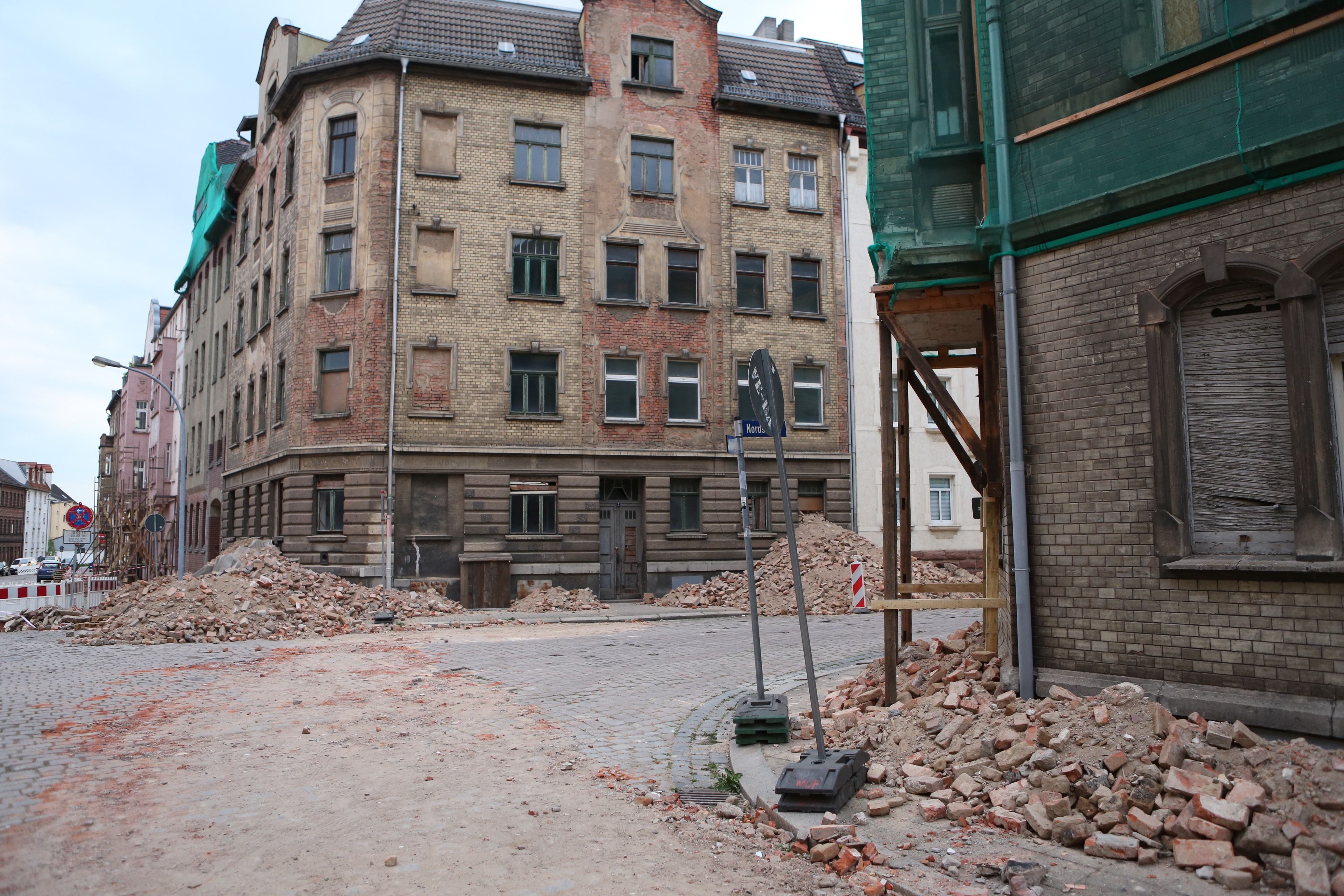 Vorbereitungen für einen Filmdreh in der Weinbergstraße in Weißenfels. Die Straße wir in eine kriegsartige Szenerie dekoriert.
