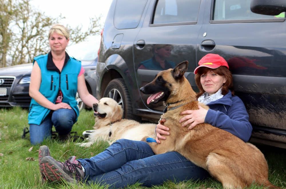 Pause: Diese beiden Hundeführer und ihre Vierbeiner sind gerade nicht dran mit Suchen.