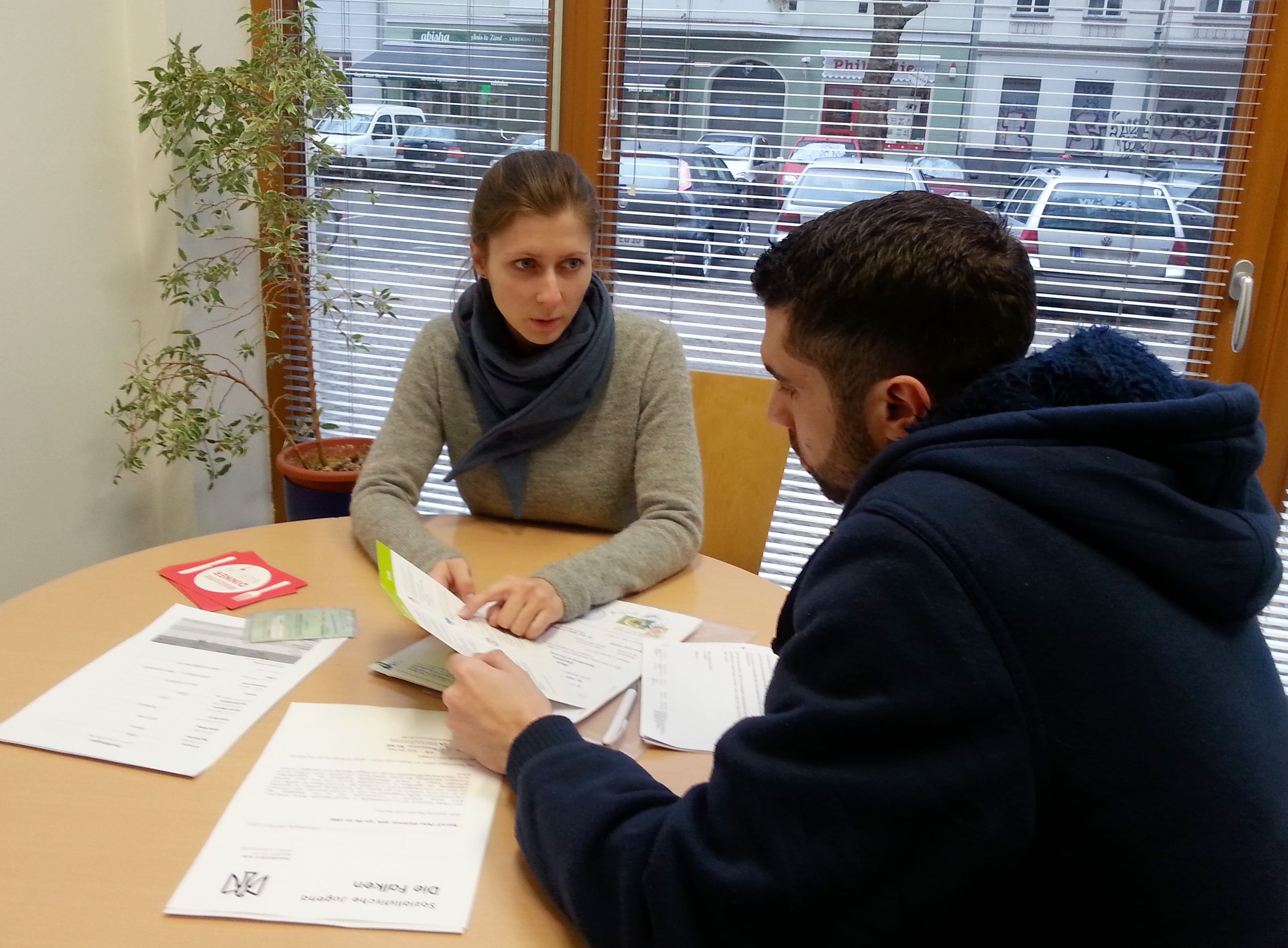 Um von freien Arbeitsplätzen zu erfahren, gibt es mehrere Jobbörsen speziell für Flüchtlinge. So betreibt der Paritätische Wohlfahrtsverband Berlin etwa das Projekt Work for refugees.