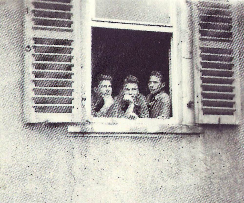 Josef Drabek (l.) und zwei seiner Mitschüler blicken vom „Pfaffenhof“ auf das sonntägliche „Platzklonzert“.