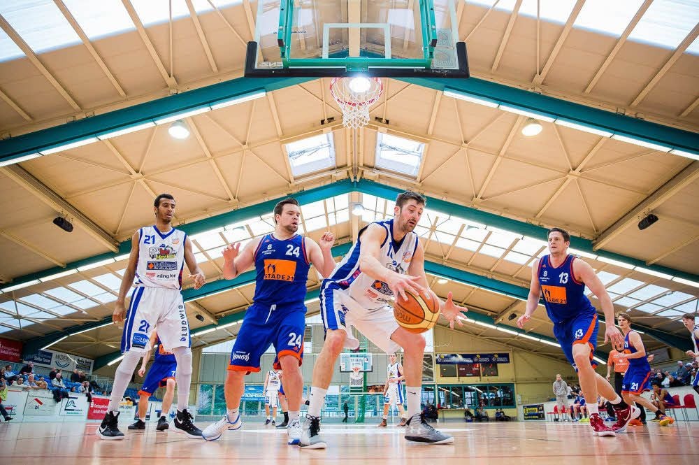 Jaroslav Tyrna (r.) hat sich - hier im Duell mit Tom Lipke (Mitte) wieder einmal einen Rebound geangelt.