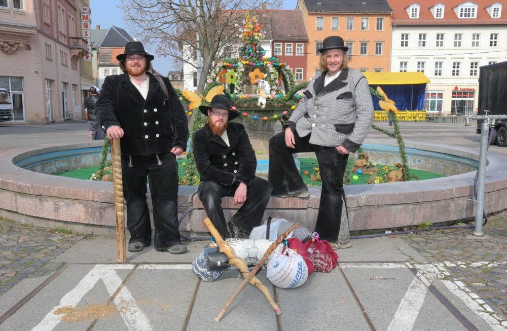 Robert, Maximilian und Maurice (von links) sind auf Wanderschaft - am vergangenen Donnerstag nächtigten sie in Weißenfels. Die Kerben im Wanderstock bedeuten übrigens Verfehlungen: Die tritt bereits ein, wenn der Betreffende beim Essen die Kopfbedeckung nicht abnimmt.
