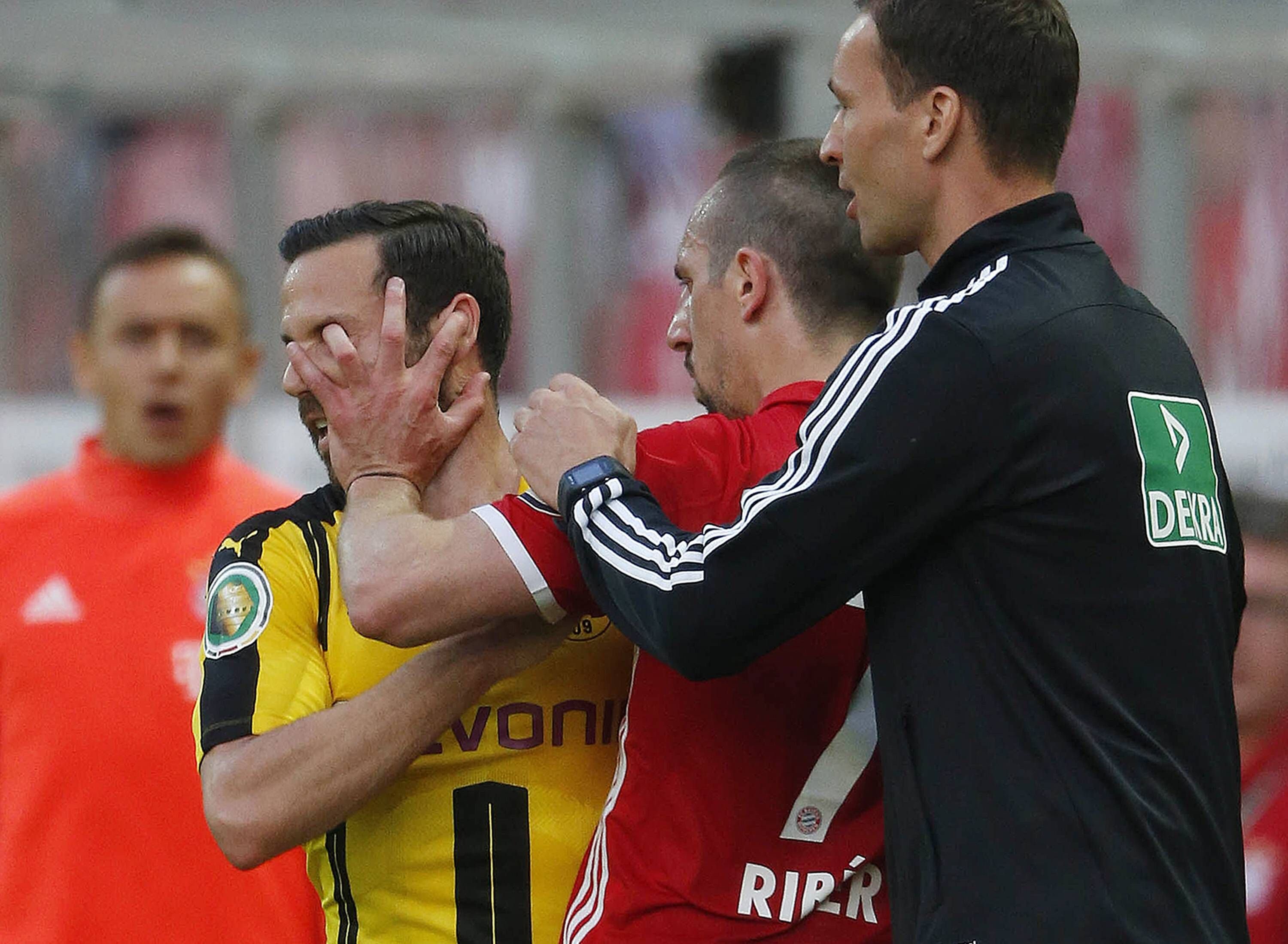 Die Aktion: Ribery fasst Castro ins Gesicht, der vierte Offizielle schlichtet.