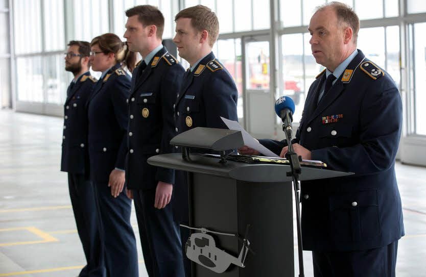 Oberstleutnant Jürgen Haupenthal (re.) nutzte den Appell zur Kommandoübergabe auch, um Soldaten zu befördern bzw. auszuzeichnen.