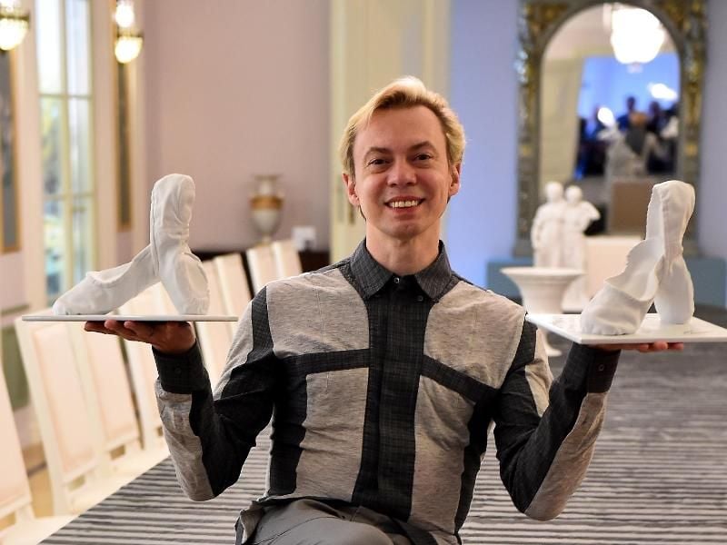 Der Choreograph und Tänzer Vladimir Malakhov zeigt seine Tanzschuhe als Porzellannachbildung. Foto: Bernd Settnik