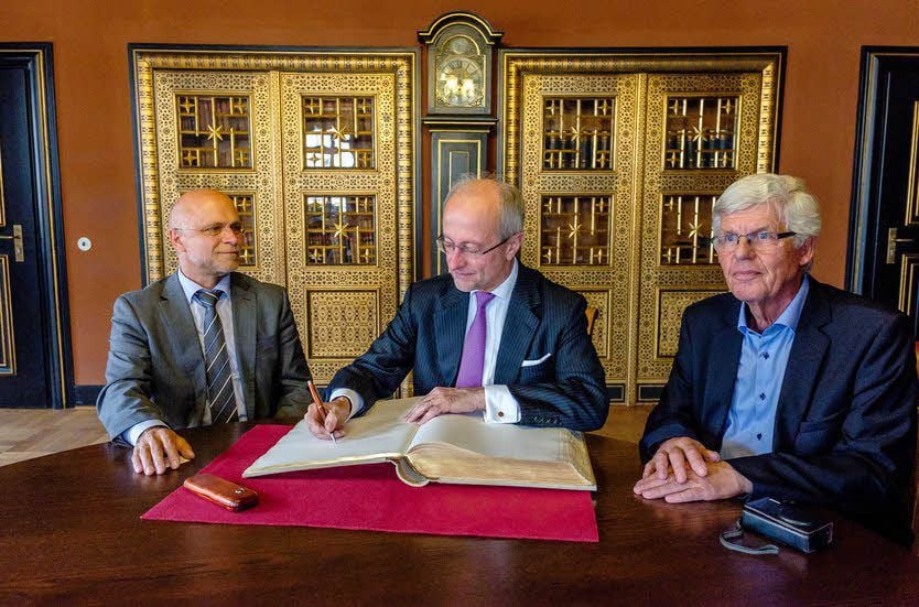 Eintrag ins Goldene Buch der Stadt Wittenberg: Koen Haverbeke, belgische Botschaftsrat und „Generaldelegierter der Regierung Flanderns“ (Mitte), mit Bürgermeister Jochen Kirchner (links) und dem Vorsitzenden des Vereins Fläming Flandern, Ulrich Höhne.