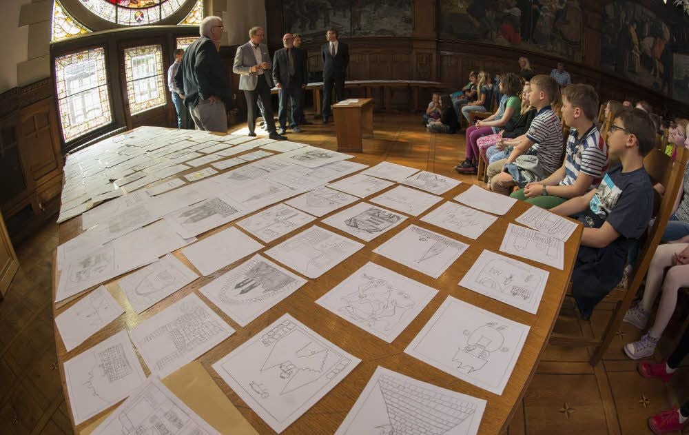 Alle Arbeiten der Schüler lagen auf zwei Tischen im Rathaussaal zur Ansicht ausgebreitet. Drei Entwürfe wurden als Sieger ausgezeichnet (Foto rechts). Sie sind nun Grundlage für die Herstellung der Stiftermedaillen.