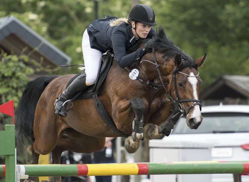 Anne Keller fliegt mit Bukoko über ein Hindernis.