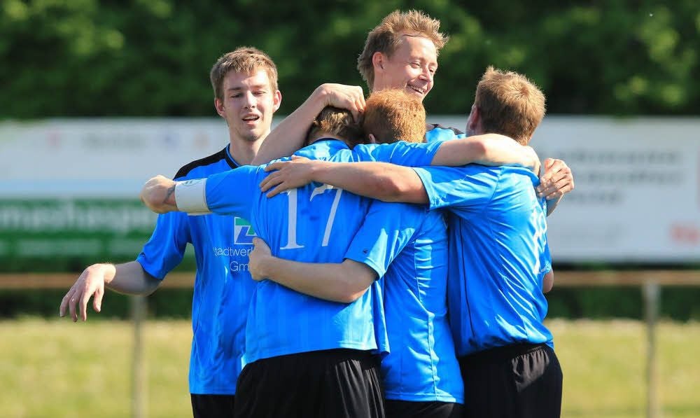 Die Spieler des 1. FC Zeitz liegen sich nach dem 4:2 durch Kapitän Stefan Meißner (Nummer 17) in den Armen.