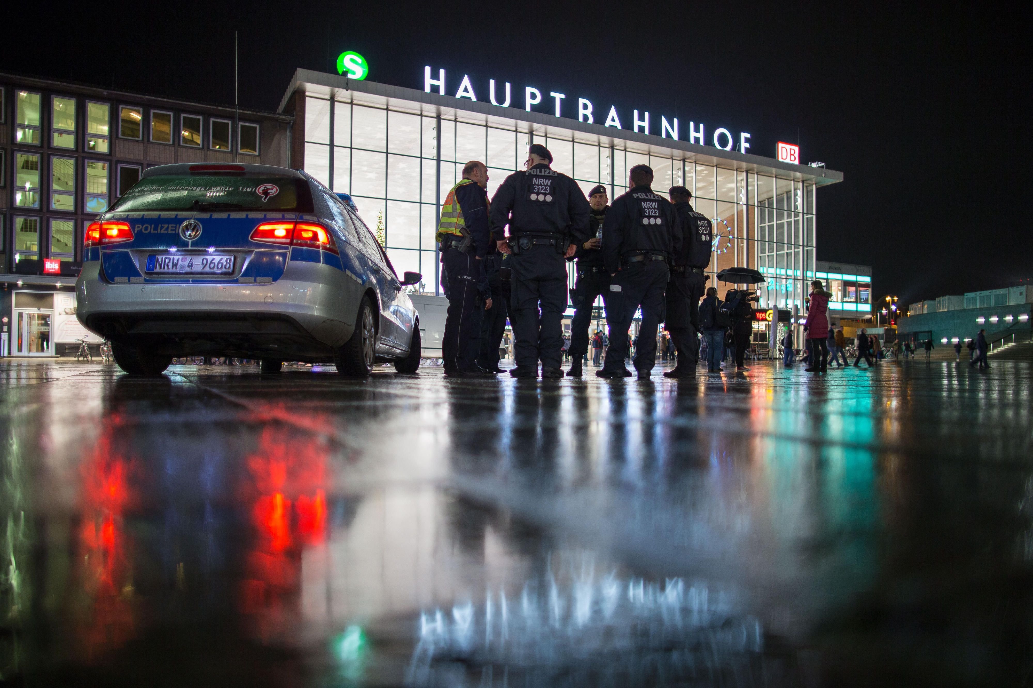 Polizisten am Kölner Hauptbahnhof.