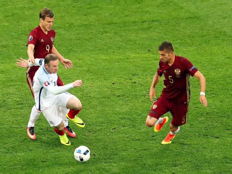 Roman Neustädter sollte vor allem die Wege von Wayne Rooney stören. Foto: Ali Haider