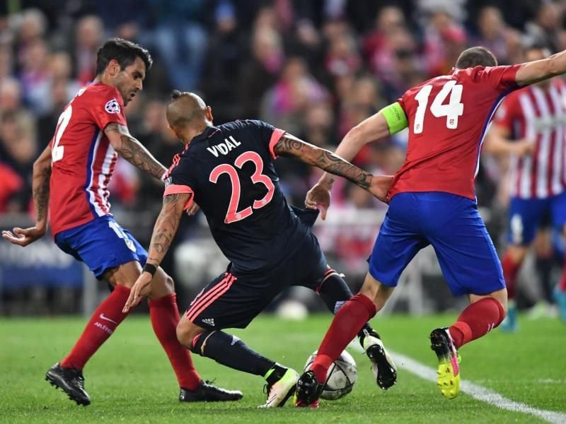 Münchens Arturo Vidal (M) wird von Augusto Fernandez und Gabriel «Gabi» Fernandez (r) in die Zange genommen. Foto: Peter Kneffel