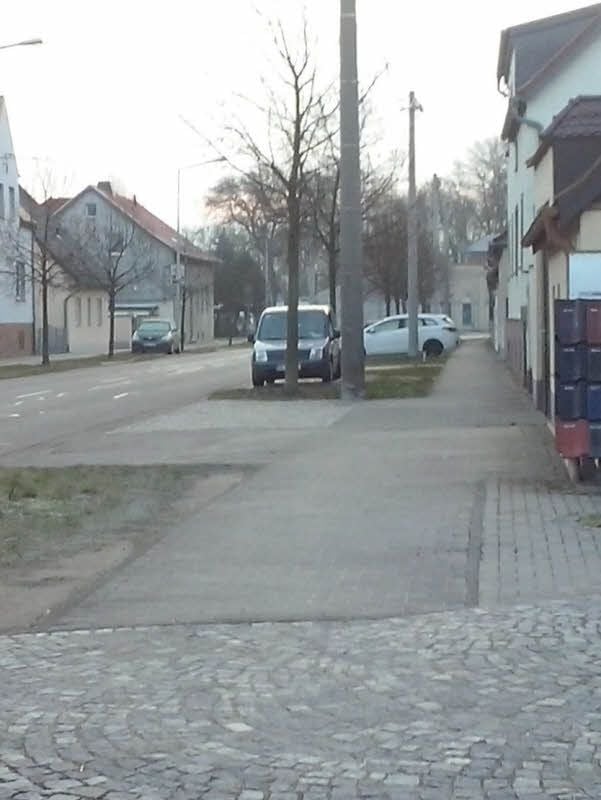 Das städtische Blitzerauto in Waldersee. Das steht vermeintlich auf der falschen Straßenseite. Doch hier gilt ein Sonderrecht.