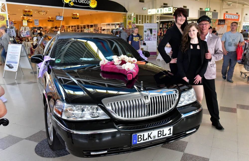 Steffen Rausch mit den beiden Models Bianca Wolf und Kristin Marx am Lincoln Towncar auf der Jungunternehmermesse in Leißling.