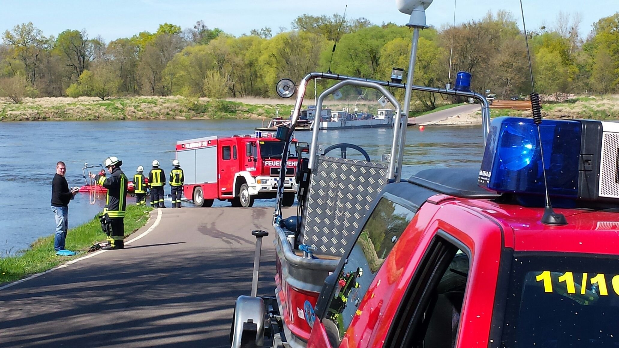 Mit Hilfe des WSA-Schiffes „Mulde“ wurde das Auto aus der Elbe gehoben.