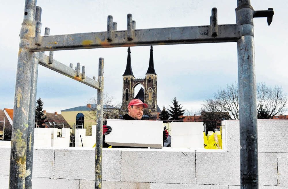 Andreas Flügel von der Firma Bau-Baer arbeitet hier an einem neuen Wohnhaus der Köthener Wohnungsgesellschaft in der Wallstraße.