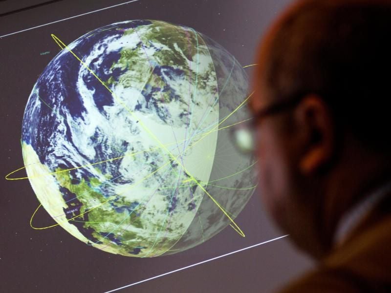 Ein Mitarbeiter steht im Kontrollraum der Europäischen Organisation für die Nutzung meteorologischer Satelliten, Eumetsat. Foto: Frank Rumpenhorst/Archiv