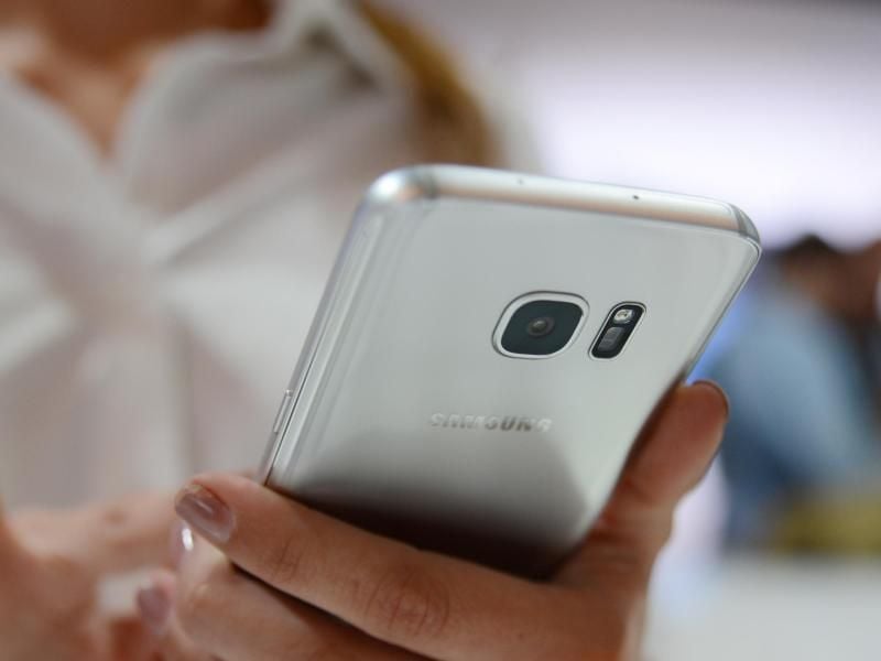 Bei Samsungs neuen Galaxy-S7-Smartphones steht die Kamera nur noch einen halben Millimeter aus dem Gehäuse heraus. Foto: Till Simon Nagel
