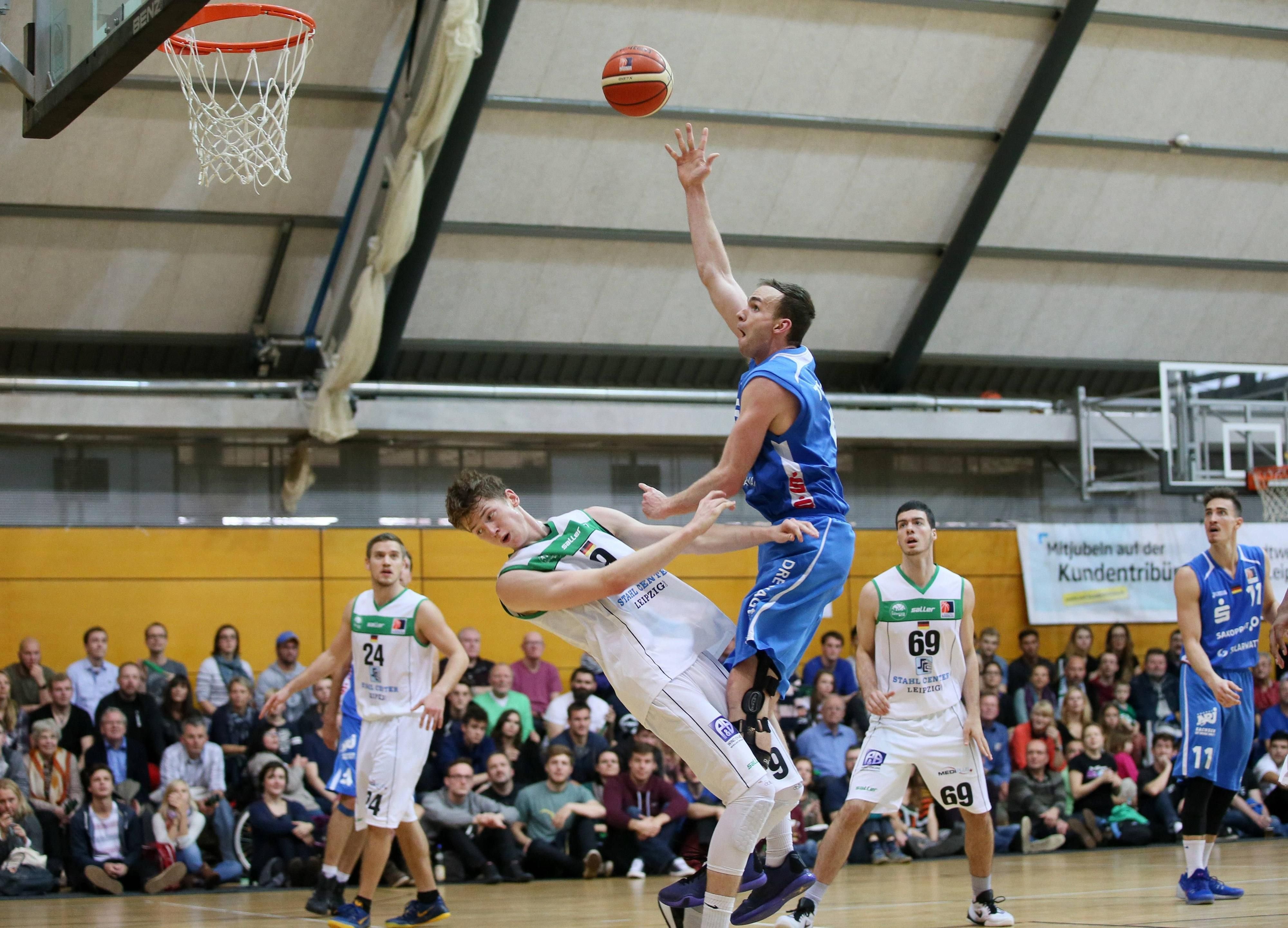 Jonas Niedermanner (links) spielte in der vergangenen Saison in der Pro B Nord für die Uni-Riesen Leipzig.